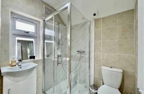 Heaton House | Modern 3 Bed Romford Home (Free Parking)