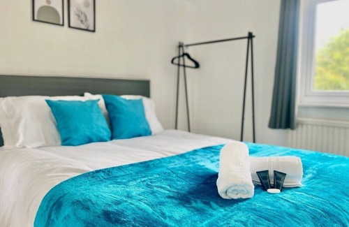 Heaton House | Modern 3 Bed Romford Home (Free Parking)