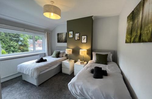 Whitefield House | Modern 3-bed stay-away-home sleeps 6 nr Manchester