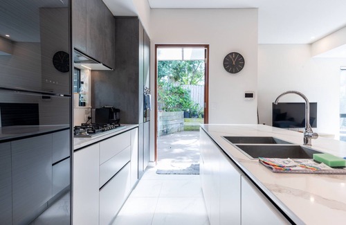 Ryde House | Modern 3-Bed Townhouse with Alfresco Dining & BBQ
