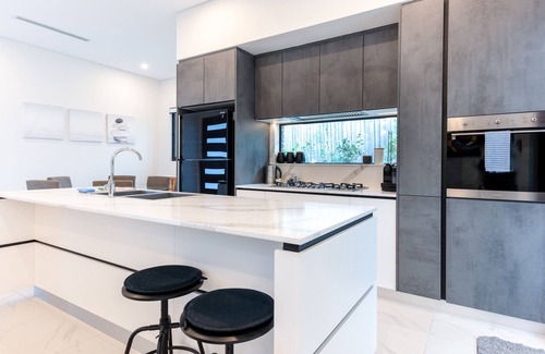 Ryde House | Modern 3-Bed Townhouse with Alfresco Dining & BBQ