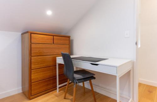 Ryde House | Modern 3-Bed Townhouse with Alfresco Dining & BBQ