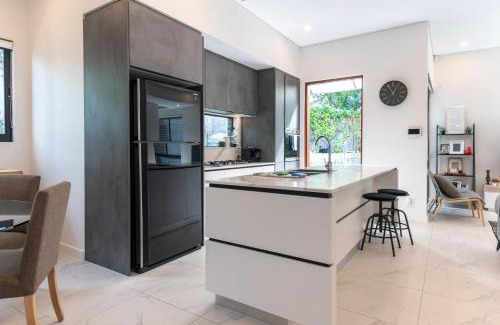 Ryde House | Modern 3-Bed Townhouse with Alfresco Dining & BBQ