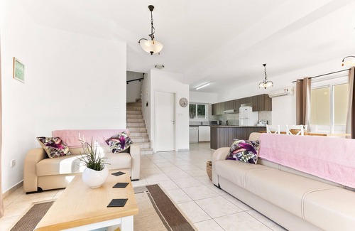 Pegeia Villa | Modern 3 bed villa + private pool Fantastic location, 4 minutes’ walk to Beach.