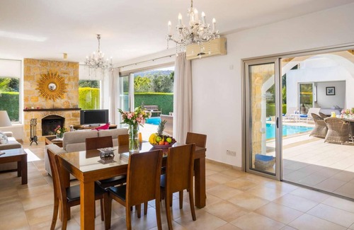 Giolou Villa | Modern 3 bed villa with hot tub room!