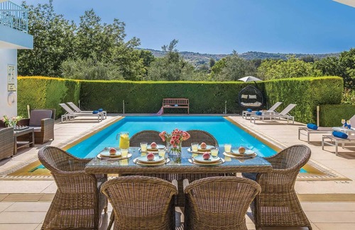 Giolou Villa | Modern 3 bed villa with hot tub room!