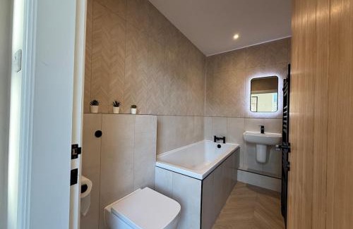 Offerton Apartment | Modern 3 Bed, Walk to Train Town