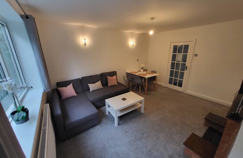 West Hill Apartment | Modern 3 bed Walking Distance to Wimbledon Tennis!