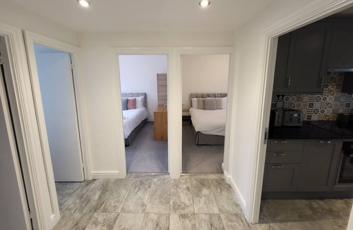 West Hill Apartment | Modern 3 bed Walking Distance to Wimbledon Tennis!