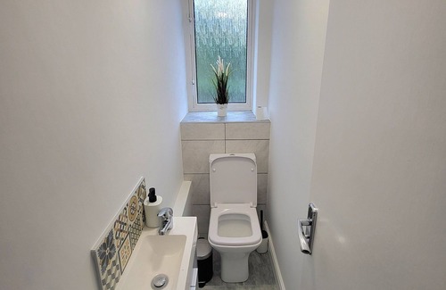 West Hill Apartment | Modern 3 bed Walking Distance to Wimbledon Tennis!