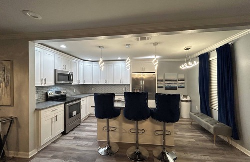 Kenner - Louis Armstrong International Airport House | Modern 3 bedrm 5 mins 2 airport free parking wi-fi