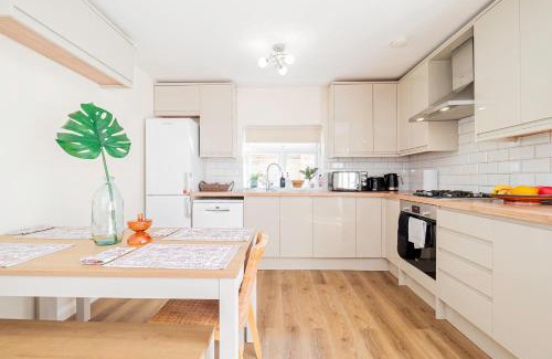 Hobbayne Apartment | Modern 3-Bedroom 2-Bathroom Flat with Garden at Hanwell