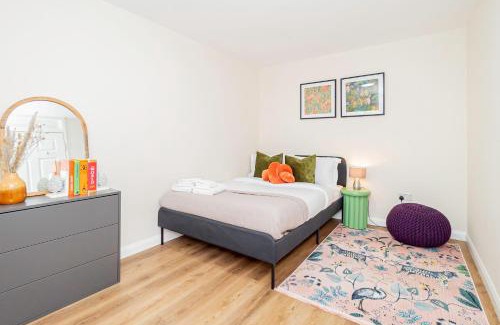 Hobbayne Apartment | Modern 3-Bedroom 2-Bathroom Flat with Garden at Hanwell