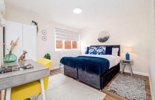 Hobbayne Apartment | Modern 3-Bedroom 2-Bathroom Flat with Garden at Hanwell