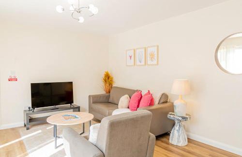 Hobbayne Apartment | Modern 3-Bedroom 2-Bathroom Flat with Garden at Hanwell