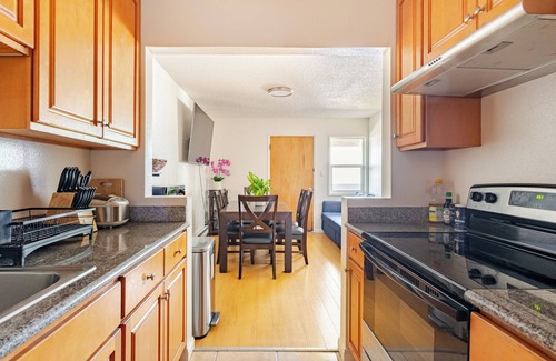 Albany Apartment | Modern 3-Bedroom 2 Bathroom Suite with AC, Perfect for Family and Work Group