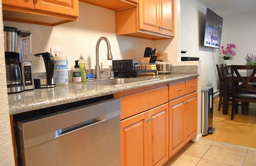 Albany Apartment | Modern 3-Bedroom 2 Bathroom Suite with AC, Perfect for Family and Work Group