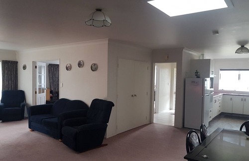Waihi Beach House | Modern, 3 bedroom, 2 bathrooms, close to beach and all amenities, sleeps 11