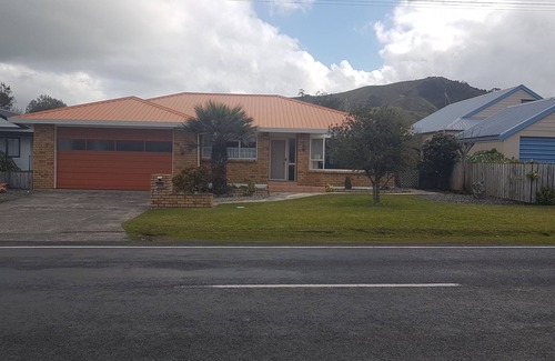 Waihi Beach House | Modern, 3 bedroom, 2 bathrooms, close to beach and all amenities, sleeps 11