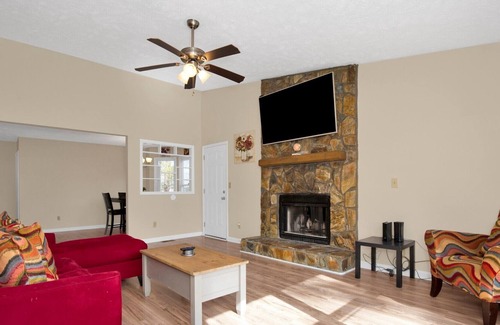 Fayetteville House | Modern 3 Bedroom 2 Bathroom Retreat