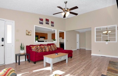 Fayetteville House | Modern 3 Bedroom 2 Bathroom Retreat