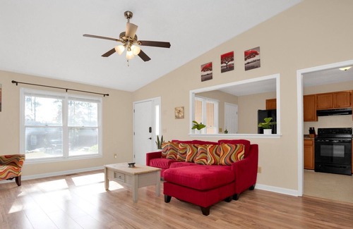 Fayetteville House | Modern 3 Bedroom 2 Bathroom Retreat