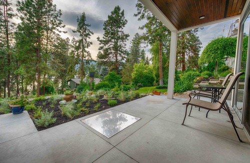 Central Okanagan House | Modern 3 bedroom, 3 en suites, dog friendly loft in McKinley