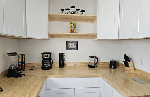 Des Moines House | Modern 3-bedroom, 3 minutes to DMS international Airport.