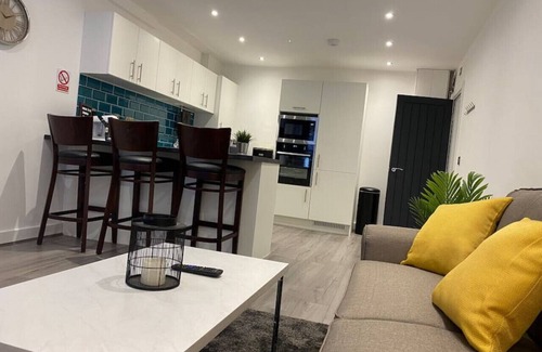 Kirkdale Apartment | Modern 3 bedroom apartment close to city centre