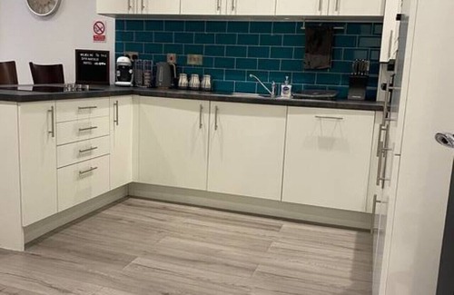 Kirkdale Apartment | Modern 3 bedroom apartment close to city centre
