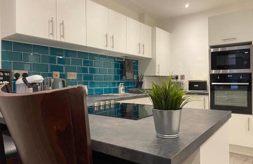 Kirkdale Apartment | Modern 3 bedroom apartment close to the city centre