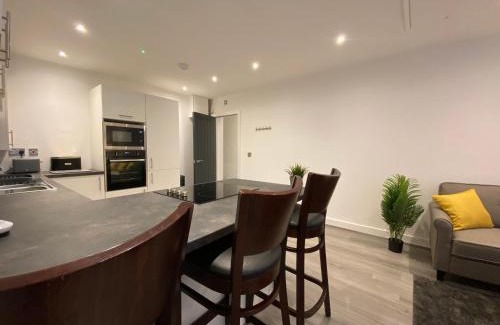 Kirkdale Apartment | Modern 3 bedroom apartment close to the city centre