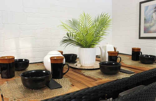 Kingston Apartment | Modern 3 bedroom bungalow house, private parking, Bbq area/Wifii
