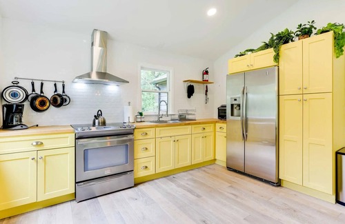 Monticello House | Modern 3-bedroom cabin with Hot Tub and Private Pond