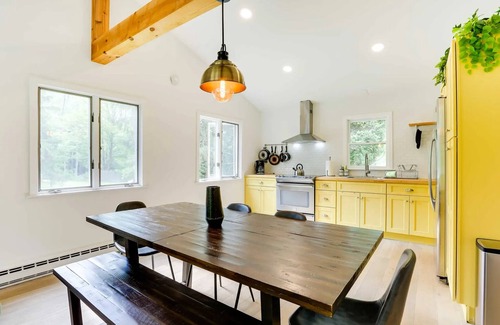 Monticello House | Modern 3-bedroom cabin with Hot Tub and Private Pond