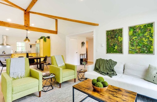 Monticello House | Modern 3-bedroom cabin with Hot Tub and Private Pond