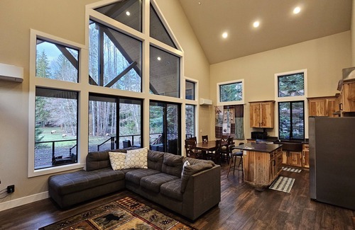 Enumclaw Cabin | Modern 3-bedroom cabin near Crystal and Mt Rainier