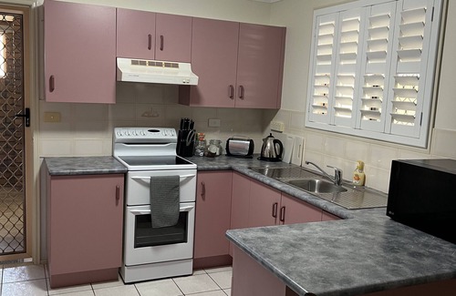 Gracemere House | Modern 3 Bedroom fully A/C Town House with lock up garage and super fast WiFi