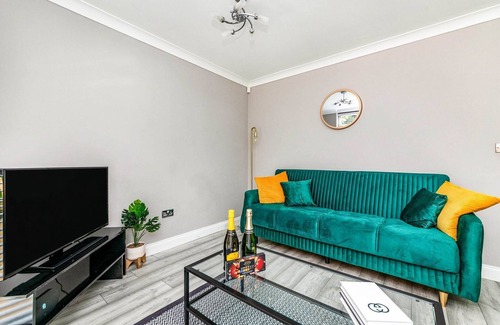 Little Hay House | Modern 3 Bedroom House NEC Contractors and Leisure