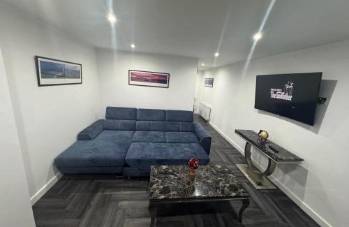 Leeds House | Modern 3 Bedroom Holiday Home -Jaquzzi Bath -Private Parking-Leeds City Center- Free WiFi