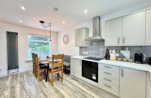 Kirk Sandall House | Modern 3 Bedroom Home | Free Parking | 6 Guests