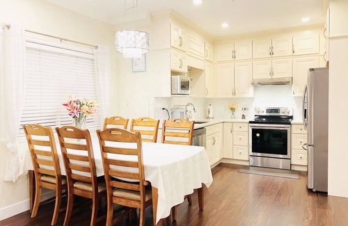 Fraserview House | Modern 3-bedroom home in Vancouver Central Near Airport