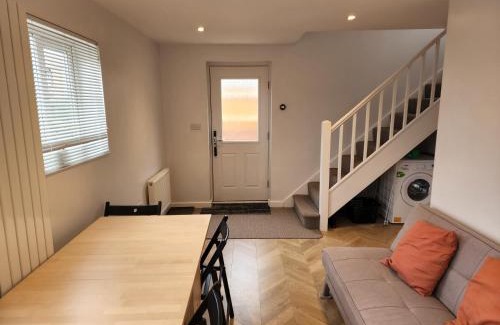 Guildford House | Modern 3 bedroom home in Guildford. Sleeps 8