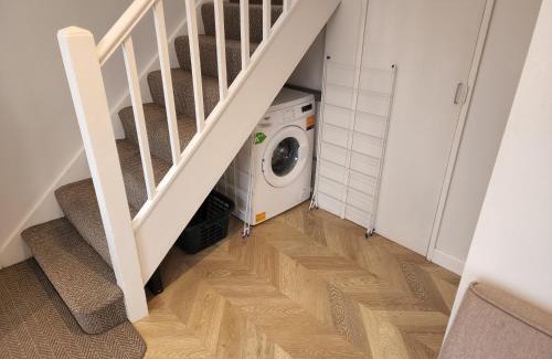 Guildford House | Modern 3 bedroom home in Guildford. Sleeps 8