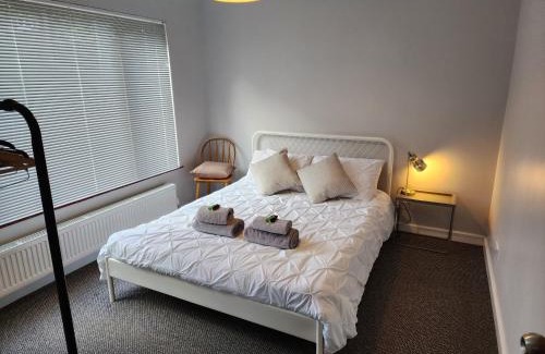 Guildford House | Modern 3 bedroom home in Guildford. Sleeps 8