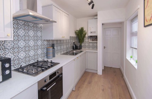Rugby House | Modern 3 Bedroom Home in Central Rugby w Parking