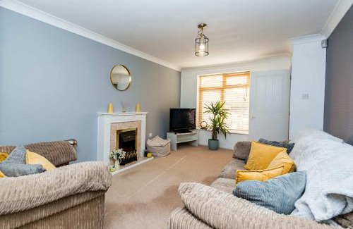 Swindon House | Modern 3 Bedroom Home in Swindon with Parking