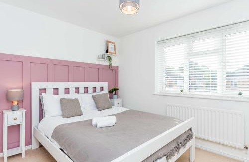 Swindon House | Modern 3 Bedroom Home in Swindon with Parking