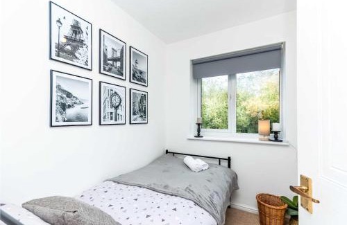 Swindon House | Modern 3 Bedroom Home in Swindon with Parking