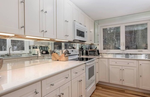 Grantham House | Modern 3-Bedroom Home, Eastman